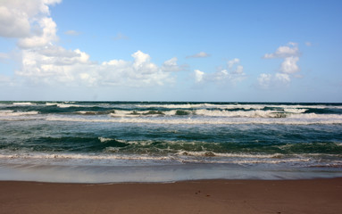 Fototapeta na wymiar The Blue and Green Ocean Waves At The Jupiter Beach Sea Shore