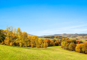 Herbstlandschaft und blauer Himmel als Hintergrund © eyetronic