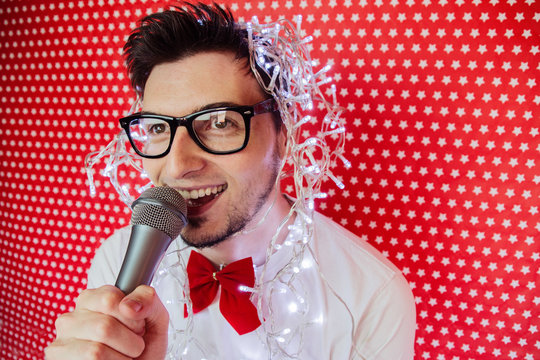 Hombre joven cantando en una fiesta karaoke 