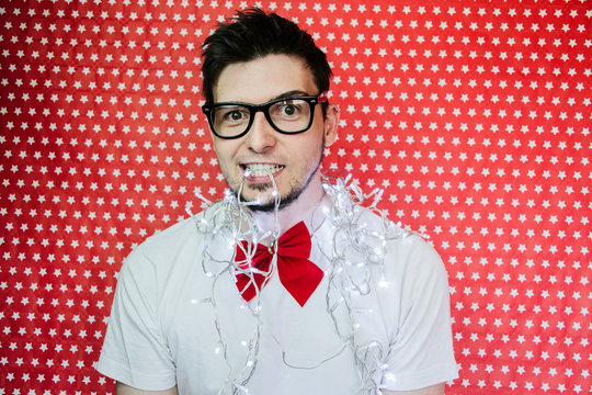Chico hipster joven y elegante pas&aacute;ndoselo bien en una fiesta