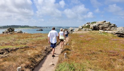 Un couple pratique la randonnée sur le sentier côtier du site du gouffre à Plougrescant en...