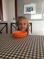 M&auml;dchen am Tisch