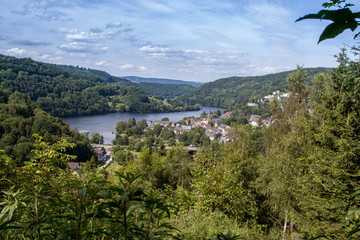 Fototapeta premium Premiumwander Eifelsteig mit Blick auf den Rursee