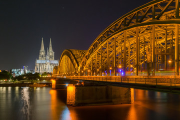 Fototapeta premium Kölner Dom und Zugbrücke bei Nacht