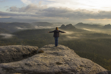 Obraz premium Kleiner Winterberg view. Fantastic dreamy sunrise on the top of the rocky mountain with the view into misty valley
