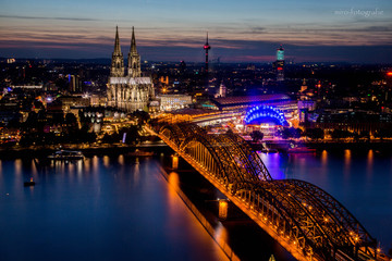 Fototapeta na wymiar Abenddämmerung in Köln