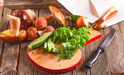 Mushrooms, fresh verdure and vegetables on a chopping board