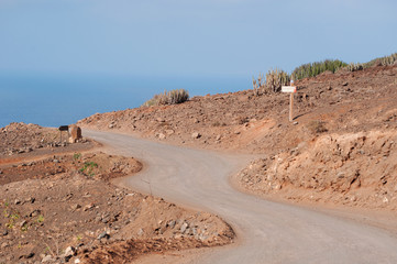 Fuerteventura, Isole Canarie: la strada sterrata e un cartello per Cofete, una delle spiagge più selvagge dell'isola con alle spalle montagne altissime, il 7 settembre 2016