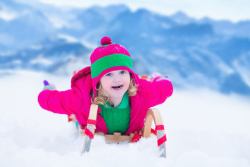 Fototapeta na wymiar Little girl having fun at sleigh ride