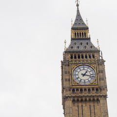 Fototapeta na wymiar Big Ben en Londres en un dia lluvioso