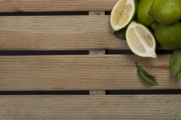 tahta masa da limonlar