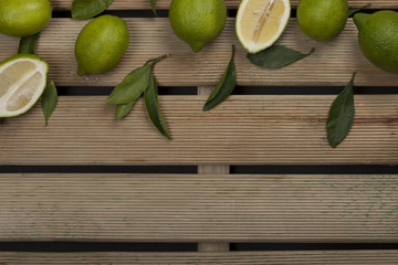 tahta masa da limonlar
