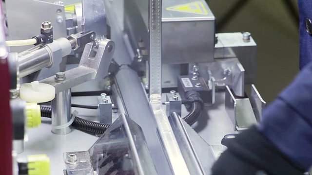 production of Windows: application of adhesive (butyl) aluminum profile