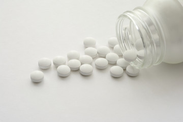 白色の錠剤　白バック

