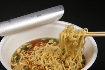 カップラーメンを食べる