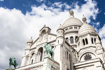 Fototapeta na wymiar Basilica of the Sacred Heart of Jesus in Montmartre