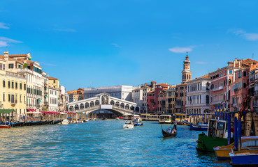 Fototapeta na wymiar Gondola at the Rialto bridge in Venice