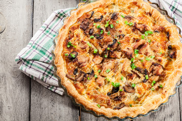 Tart with chicken, mushrooms and cheese
