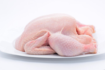 Rohes ganzes ungekochtes frisches Hähnchen isolierend auf weiß. 