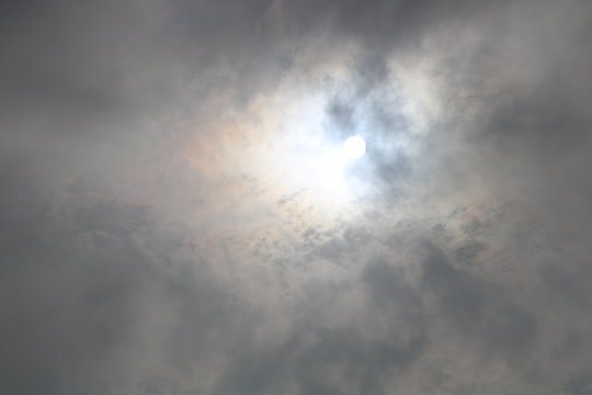 たくさんの厚い雲と空と太陽
