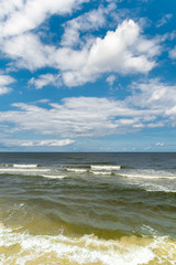 Sonniger Herbsttag am Meer, Wellen, Wind, Sonne und Wolken, Horizont, Ostsee, maritim