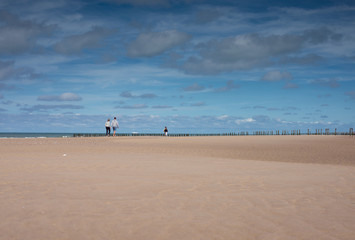 Fototapeta na wymiar famille en promenade sur la plage. 