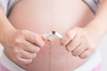 Obraz na płótnie Canvas Pregnant woman stop to smoking