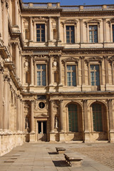 Fototapeta na wymiar Façade à colonnes Cour Carrée du Louvre à Paris, France