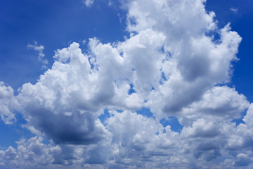 Obraz premium Quellwolken bei blauem Himmel