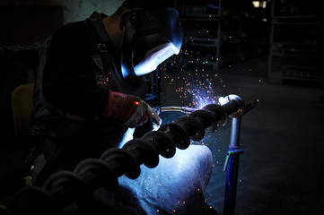 Schweißer arbeitet in der Industrie