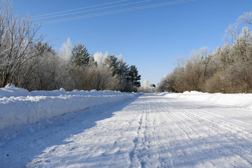 Obraz premium Road in snow in cold winter day