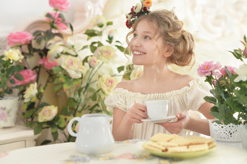 Obraz na płótnie Canvas little girl drinking tea