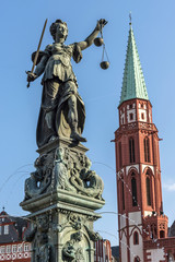 Fototapeta na wymiar Gerechtigkeitsbrunnen mit der Alten Nikolaikirche im Hintergrund