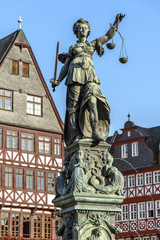 Fototapeta na wymiar Gerechtigkeitsbrunnen in Frankfurt am Main