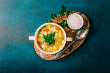 Hühnersuppe mit Nudeln