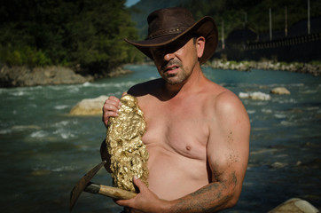 Gold Nugget, Goldsucher mit großem Gold Stück