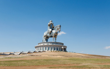 Obraz premium statue of Genghis Khan in the desert, near Ulaanbaatar, the capital of Mongolia