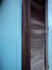 木戸と青い壁