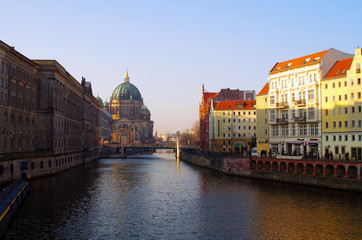 Fototapeta na wymiar The Spree river towards the Berlin Dom cathedral 