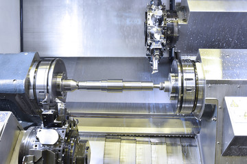 CNC Drehmaschine zur Bearbeitung in der industriellen Produktion
