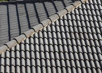  TEJAS EN EL TEJADO DE UNA CASA