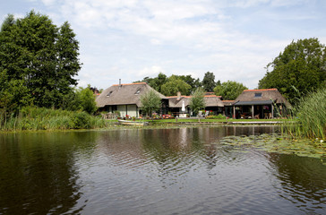 Fototapeta na wymiar House along a canal in Giethoorn