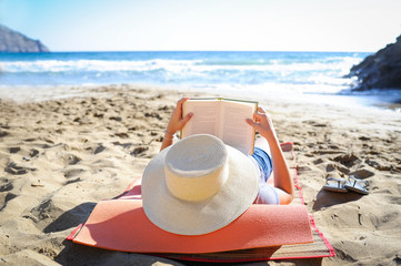 Fototapeta na wymiar Entspannen beim Lesen am Strand