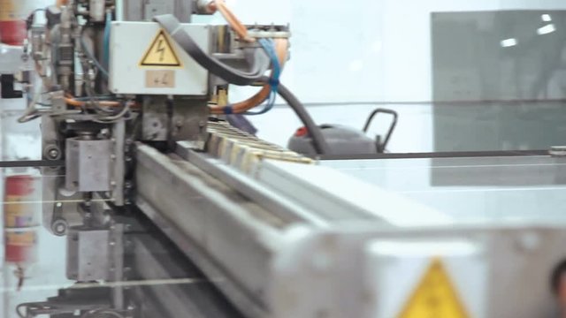 Production of window glass with a machine on the window factory