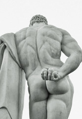 Скульптура Геракла с яблоками в руке,вид сзади.