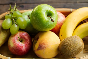 Cesta con frutas frescas y naturales. Vista de frente
