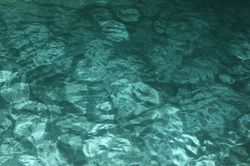 Wasser im Swimmingpool bei Nacht