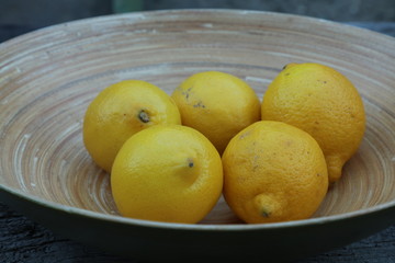Zitronen in einer Obstschale