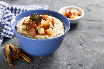 Oatmeal porridge with apple and raisins