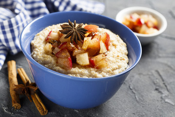 Oatmeal porridge with apple and raisins